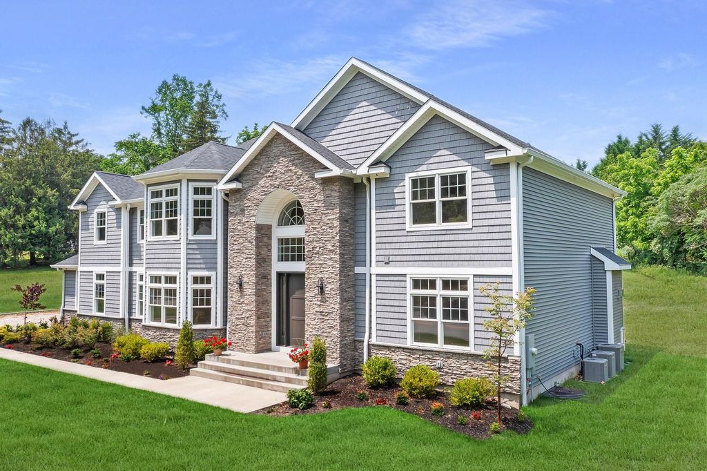 Photo of 28 Meadow Glen Road, Northport, NY 11768 (MLS # 883049)