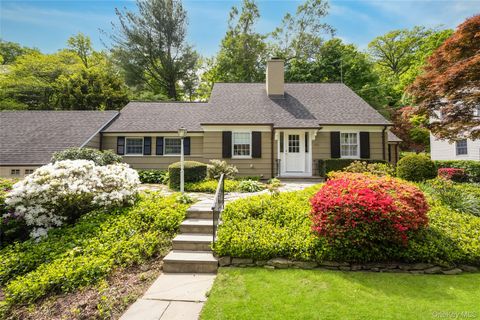 Photo of 355 Sprain Road, Yonkers, NY 10710 (MLS # 856360)