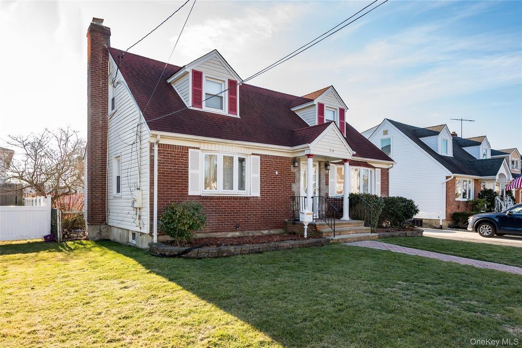 Photo of 30 1St Street St, New Hyde Park, NY 11040 (MLS # 951950)