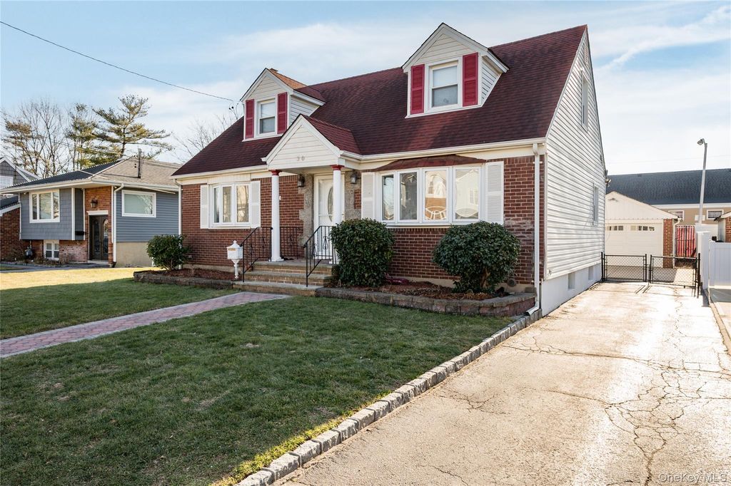 Photo of 30 1St Street St, New Hyde Park, NY 11040 (MLS # 951950)