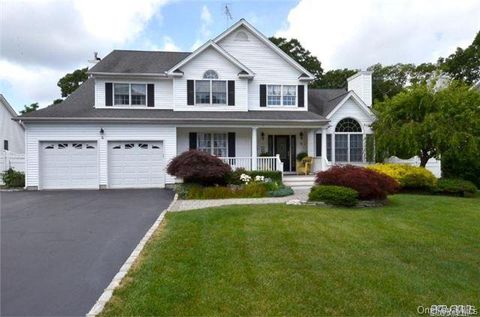Homes For Sale - 4 Rolling Wood Court<br/> Suffolk County, Hauppauge, NY 11788