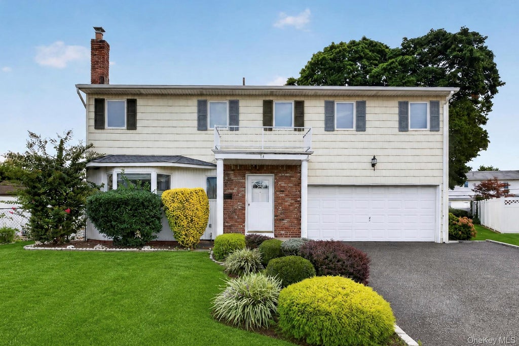 Photo of 15 Country Court, Hicksville, NY 11801 (MLS # 1053197)