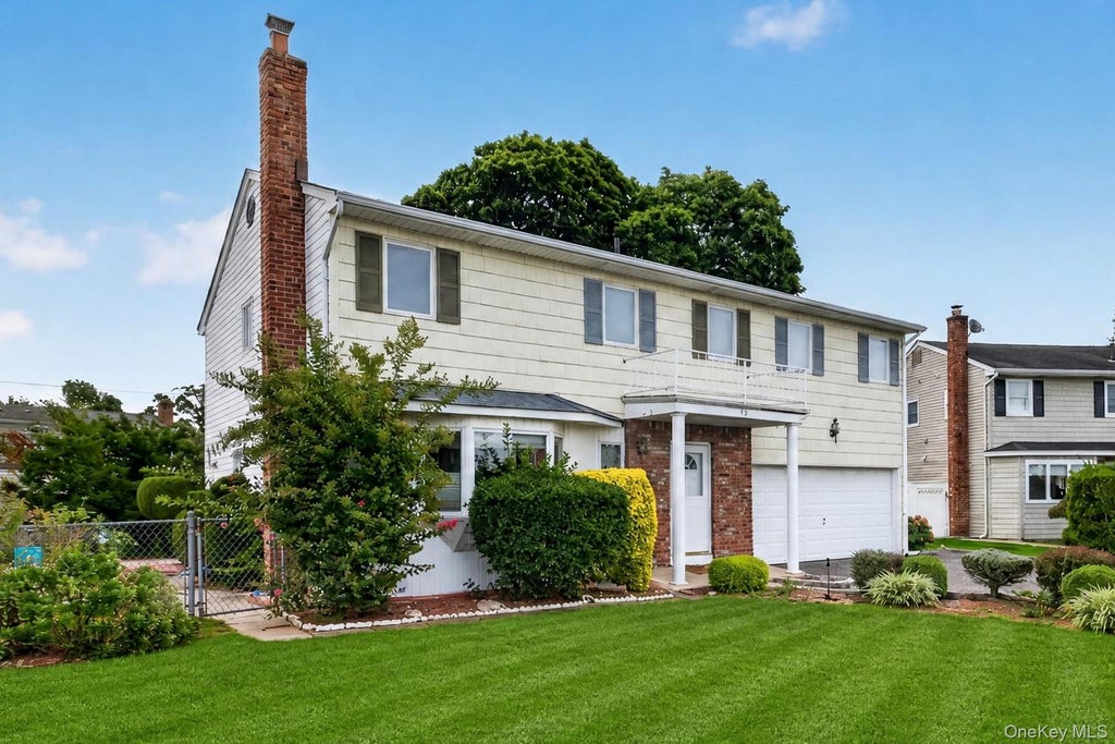 Photo of 15 Country Court, Hicksville, NY 11801 (MLS # 1053197)