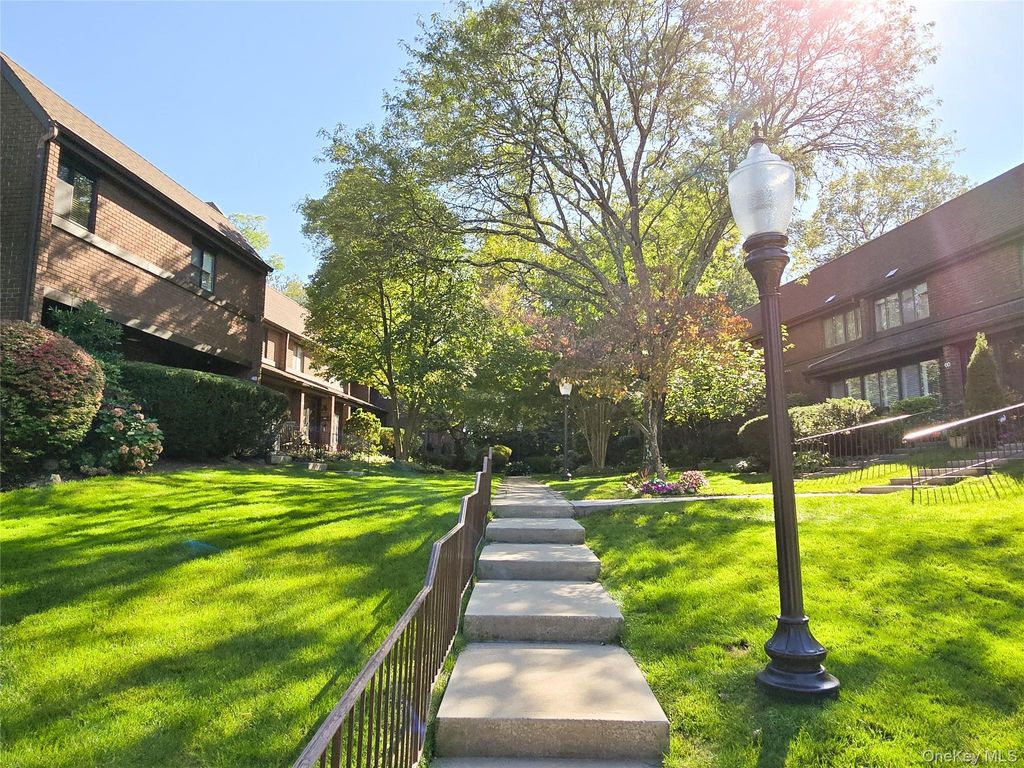 Photo of 54 Acorn Ponds Drive #271, Roslyn, NY 11576 (MLS # 921010)