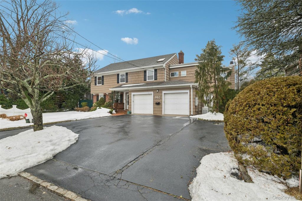 Photo of 982 Clark Place, Woodmere, NY 11598 (MLS # 965114)
