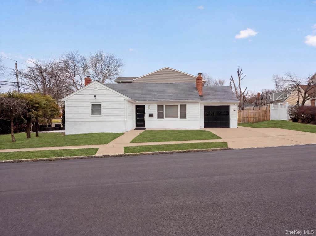 Photo of 12 Deepdale Parkway, Albertson, NY 11507 (MLS # 1025866)