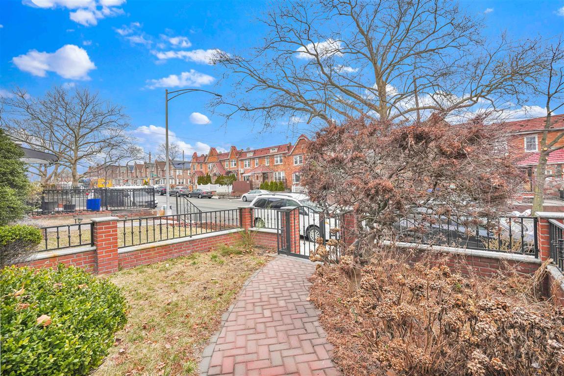 54-34 65 Place, Maspeth, New York image 3
