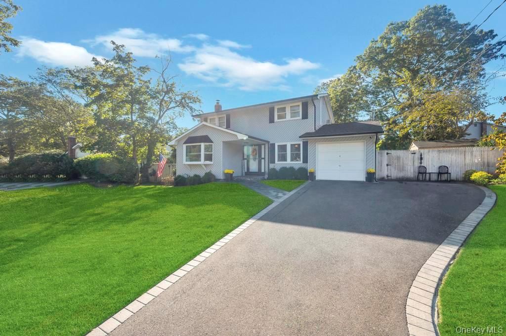Photo of 20 Peak Street, Ronkonkoma, NY 11779 (MLS # 922156)