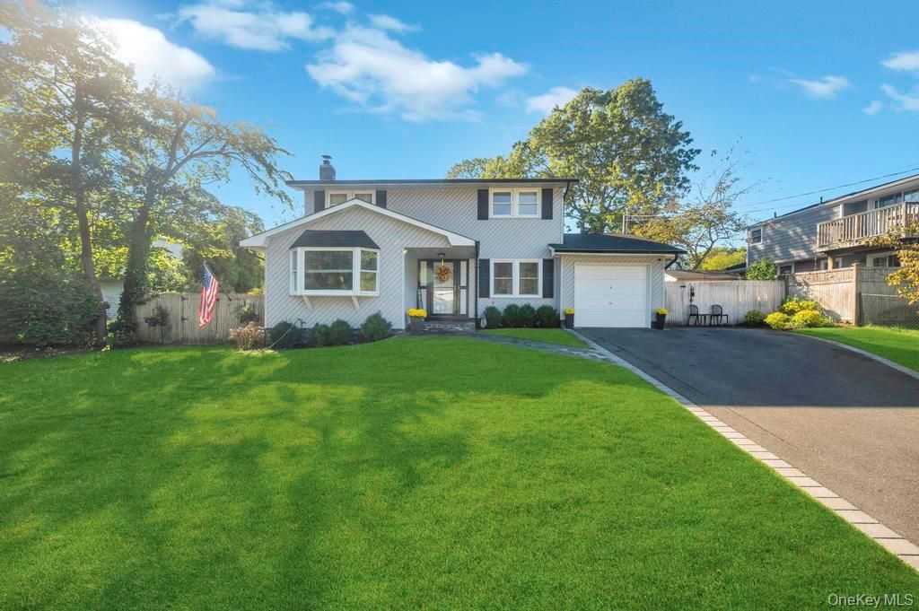 Photo of 20 Peak Street, Ronkonkoma, NY 11779 (MLS # 922156)