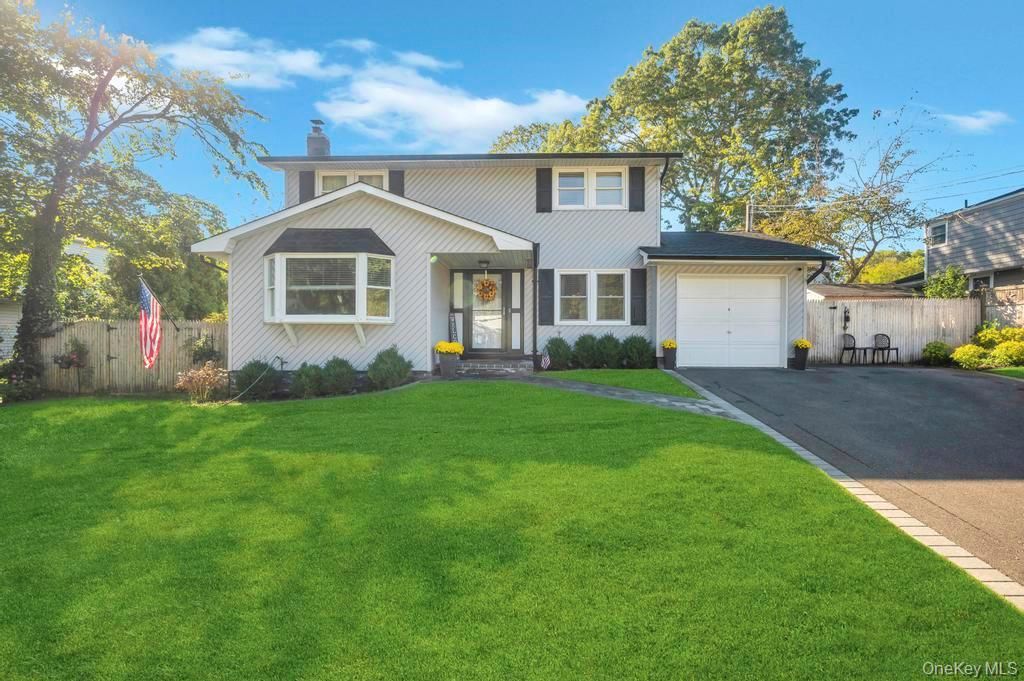 Photo of 20 Peak Street, Ronkonkoma, NY 11779 (MLS # 922156)