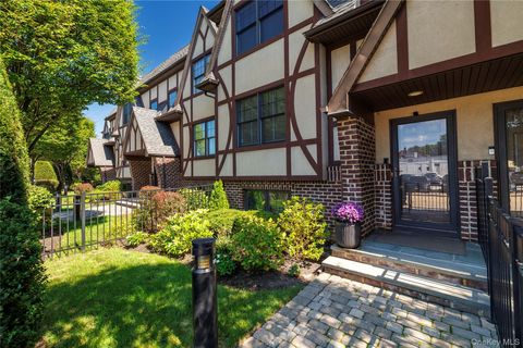 Photo of 25 Lenox Road #2, Rockville Centre, NY 11570 (MLS # 914714)