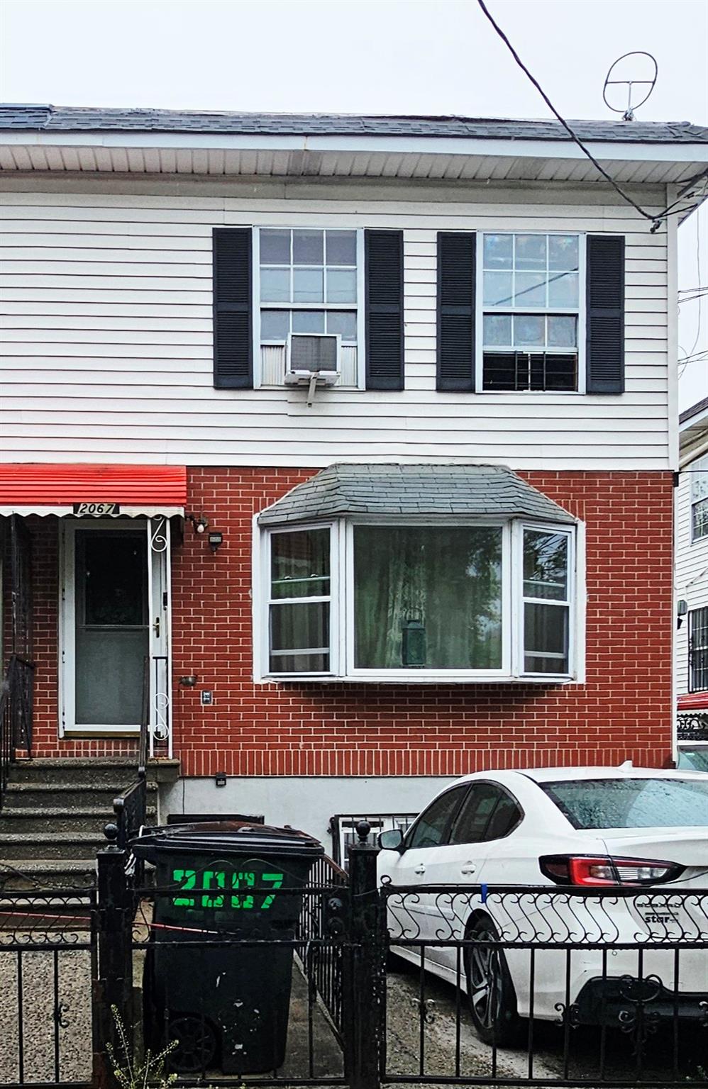 Seward Avenue, Bronx, New York - 6 Bedrooms  
2 Bathrooms - 