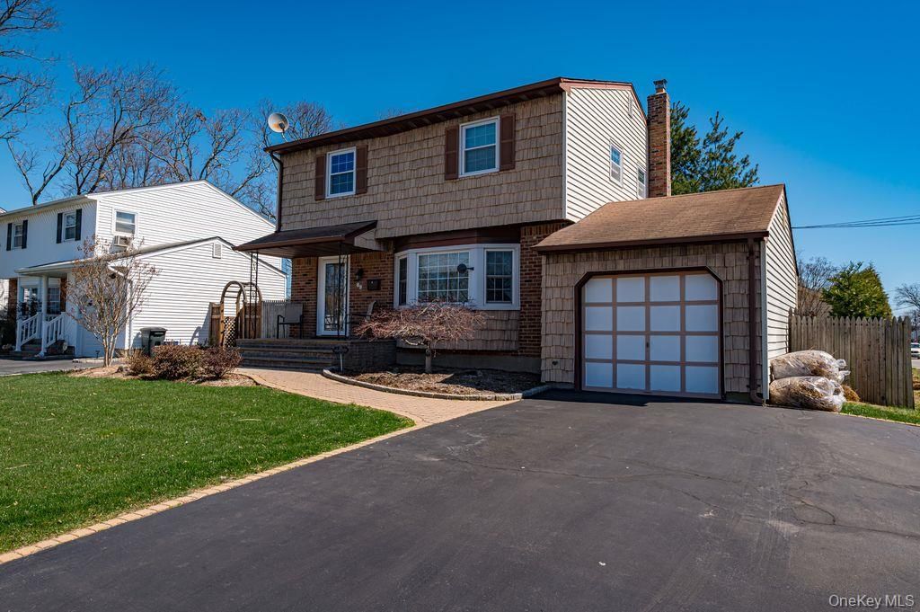 Photo of 89 Cheltenham Road, West Babylon, NY 11704 (MLS # 987322)