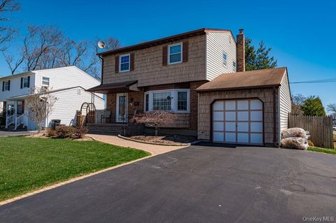 Photo of 89 Cheltenham Road, West Babylon, NY 11704 (MLS # 987322)