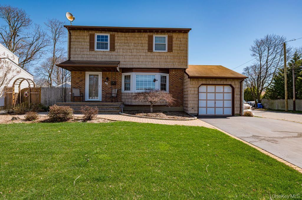 Photo of 89 Cheltenham Road, West Babylon, NY 11704 (MLS # 987322)