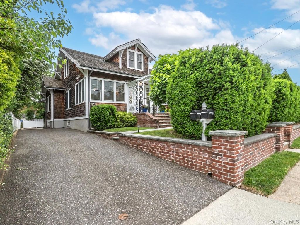 Photo of 29 Birch Street, Locust Valley, NY 11560 (MLS # 980148)