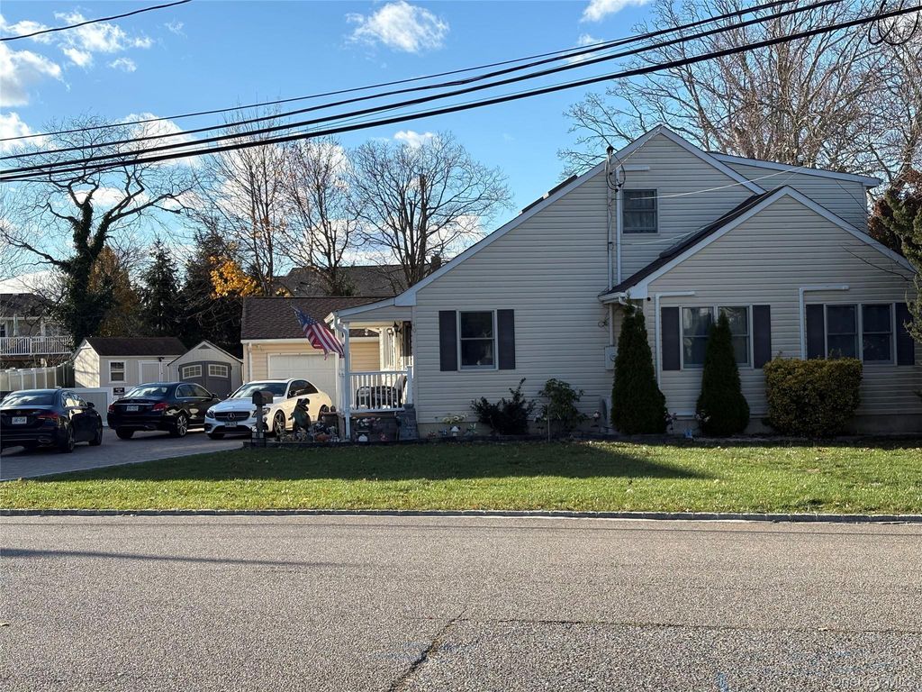 Photo of 40 Alton Road, Babylon, NY 11702 (MLS # 938158)