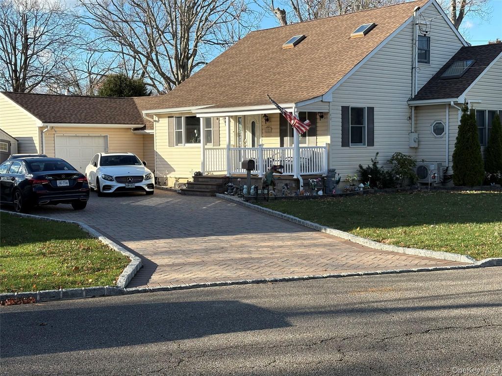 Photo of 40 Alton Road, Babylon, NY 11702 (MLS # 938158)