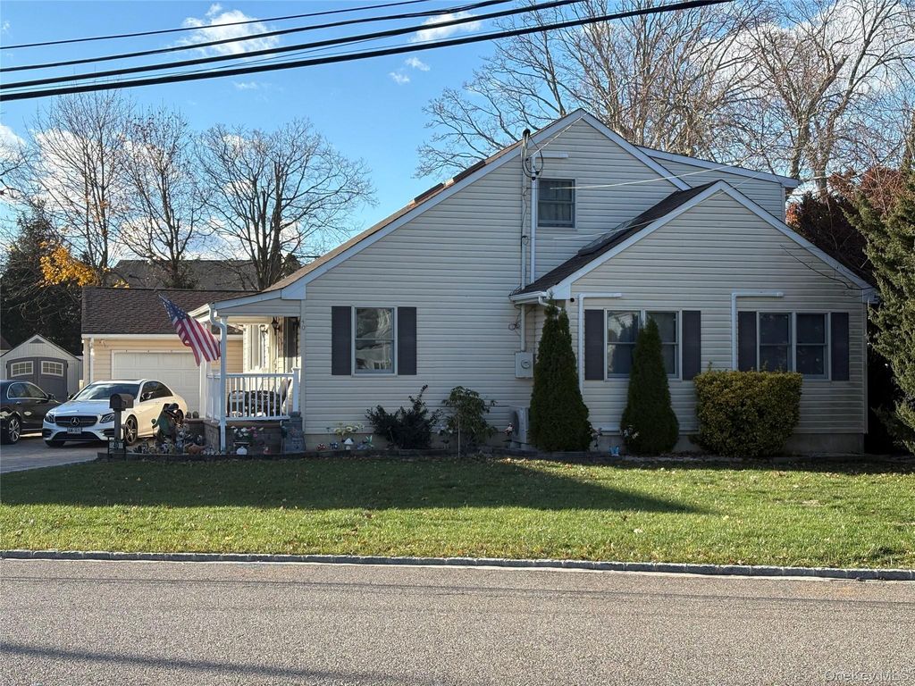 Photo of 40 Alton Road, Babylon, NY 11702 (MLS # 938158)