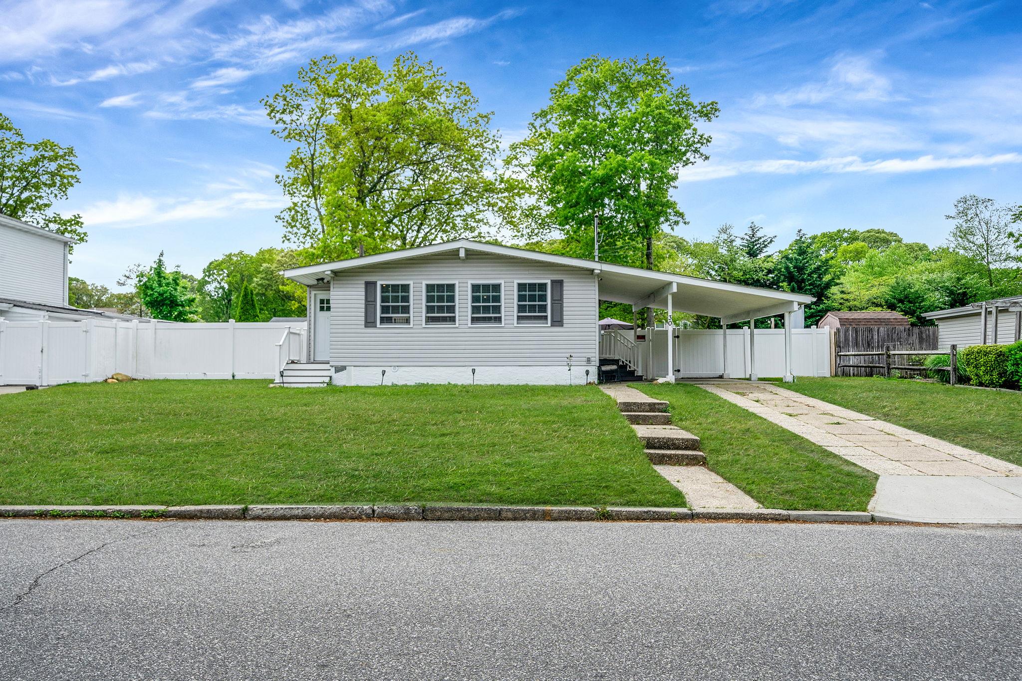 30 Crestwood Lane, Ronkonkoma, New York image 1