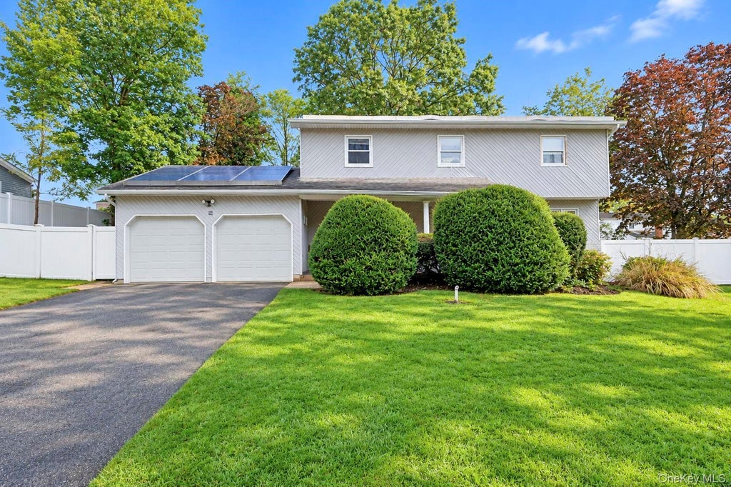 Photo of 38 Waterford Drive, Wheatley Heights, NY 11798 (MLS # 1051429)