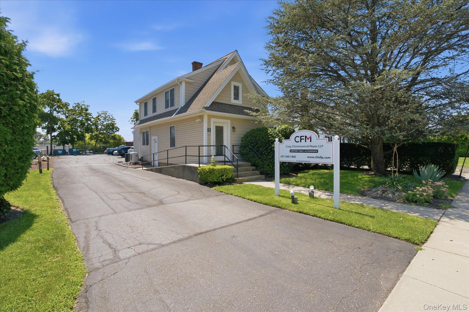 20 Manor Rd, Smithtown, NY 11787