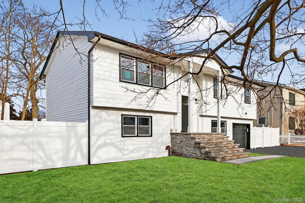 Photo of 244 N Erie Avenue, Lindenhurst, NY 11757 (MLS # 963080)