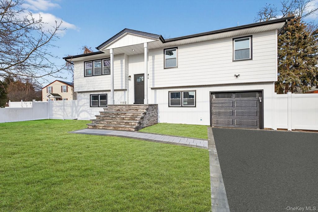 Photo of 244 N Erie Avenue, Lindenhurst, NY 11757 (MLS # 963080)