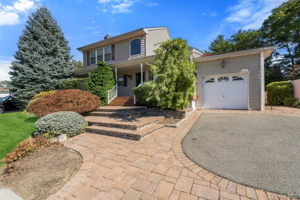 Photo of 25 Beaumont Drive, Plainview, NY 11803 (MLS # 1062784)