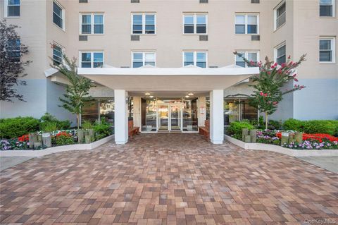 Photo of 522 Shore Road #3U, Long Beach, NY 11561 (MLS # 911269)