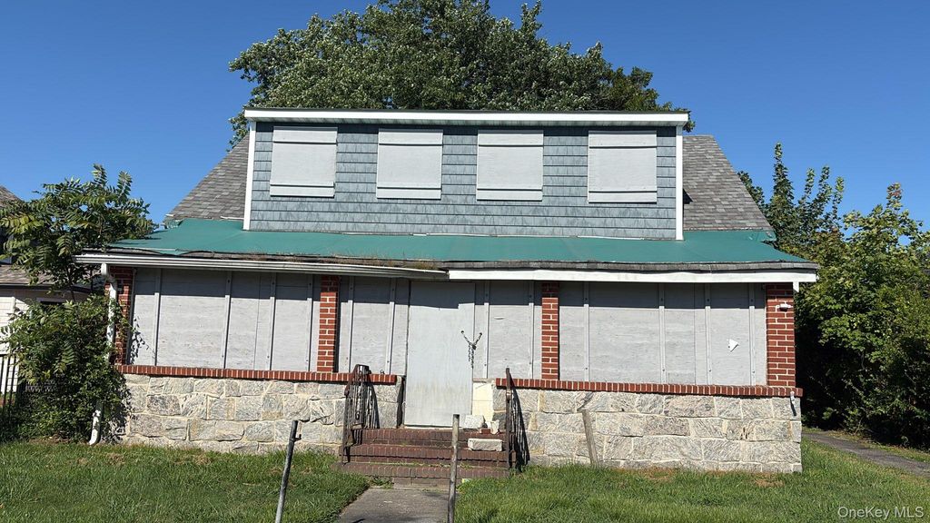 Photo of 125 S Clinton Avenue, Bay Shore, NY 11706 (MLS # 904039)