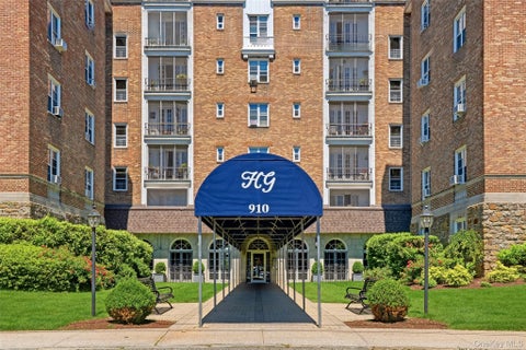 Homes For Sale - 910 Stuart Avenue #2C<br/> Mamaroneck, NY 10543