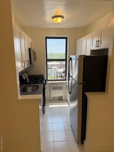 Photo of 71-11 Yellowstone Boulevard #7R, Forest Hills, NY 11375 (MLS # 920559)
