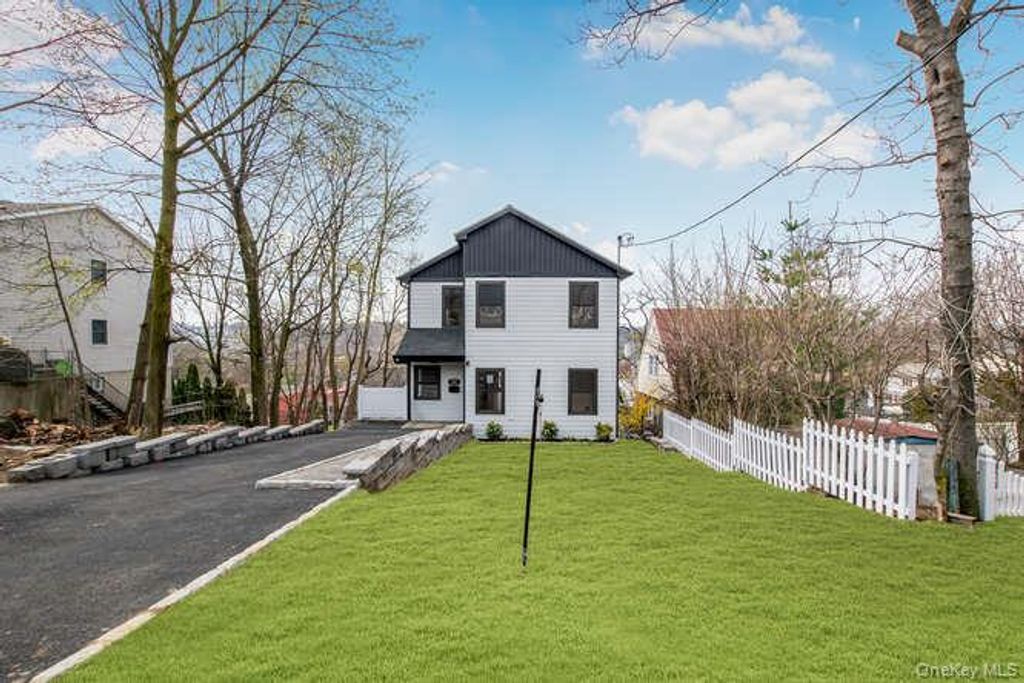 Photo of 32 Hunt Avenue (aka ) 91 Ridgeview Avenue, Yonkers, NY 10710 (MLS # 981849)