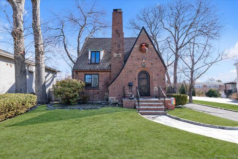 Homes For Sale - 61 Livingston Avenue<br/> Suffolk County, Babylon, NY 11702