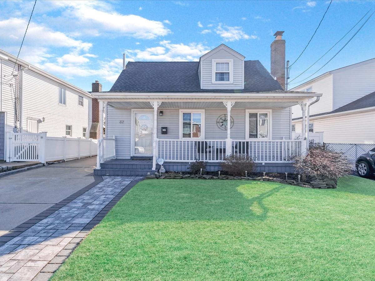 37 W Granada Avenue, Lindenhurst, New York image 1