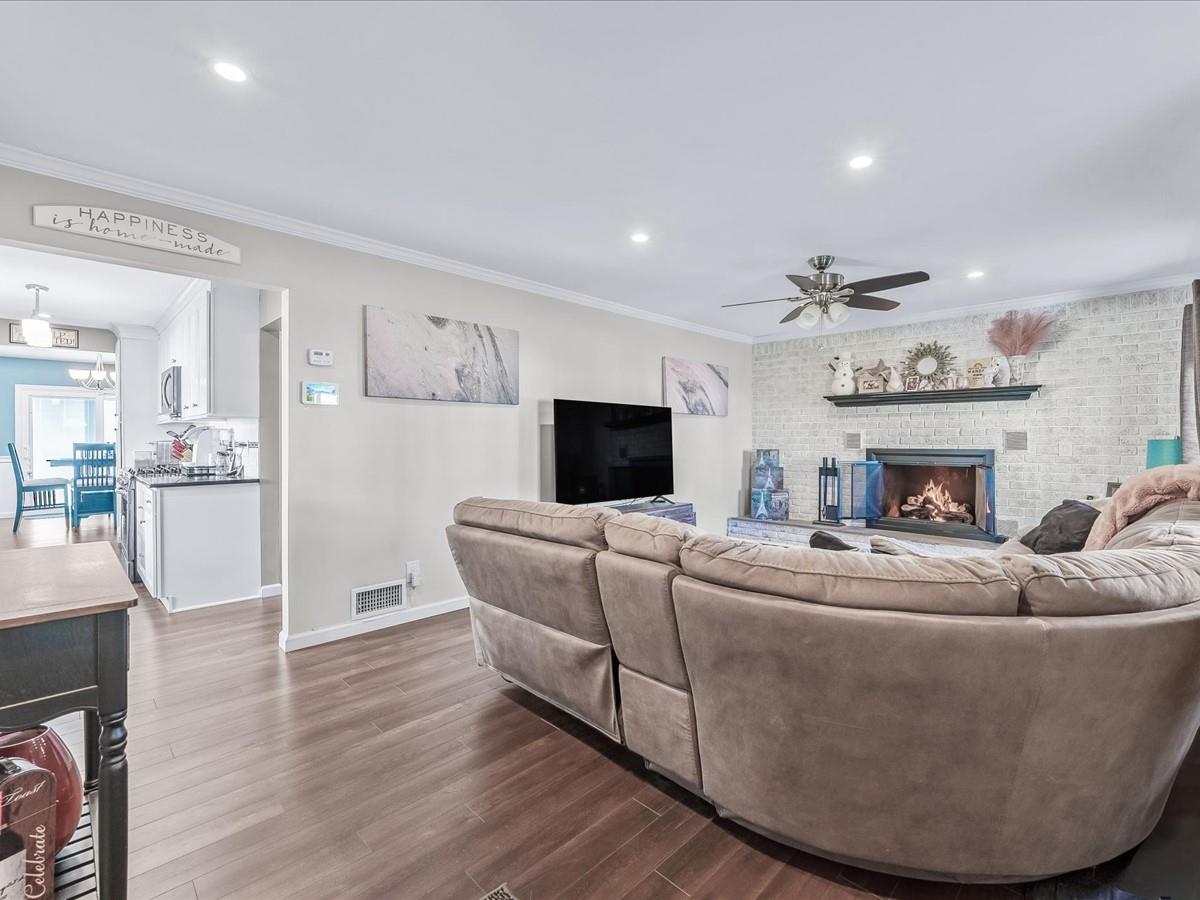 37 W Granada Avenue, Lindenhurst, New York image 4