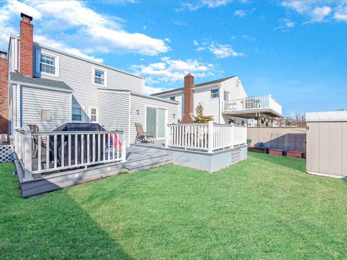 37 W Granada Avenue, Lindenhurst, New York image 24