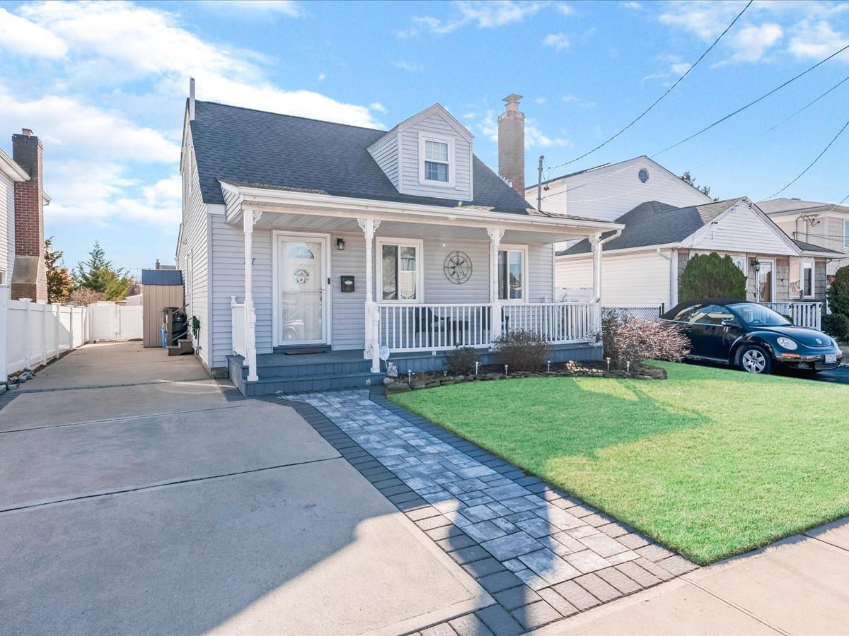 37 W Granada Avenue, Lindenhurst, New York image 2