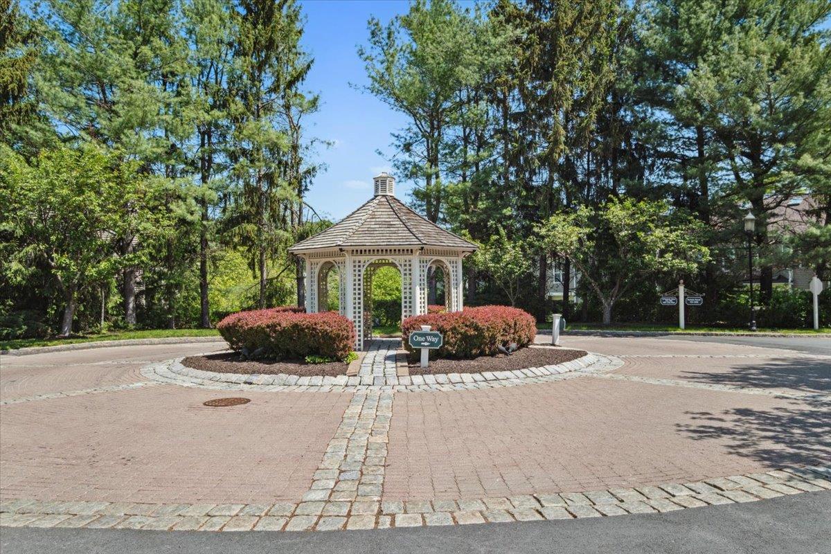 1601 Pondcrest Lane, White Plains, New York image 1