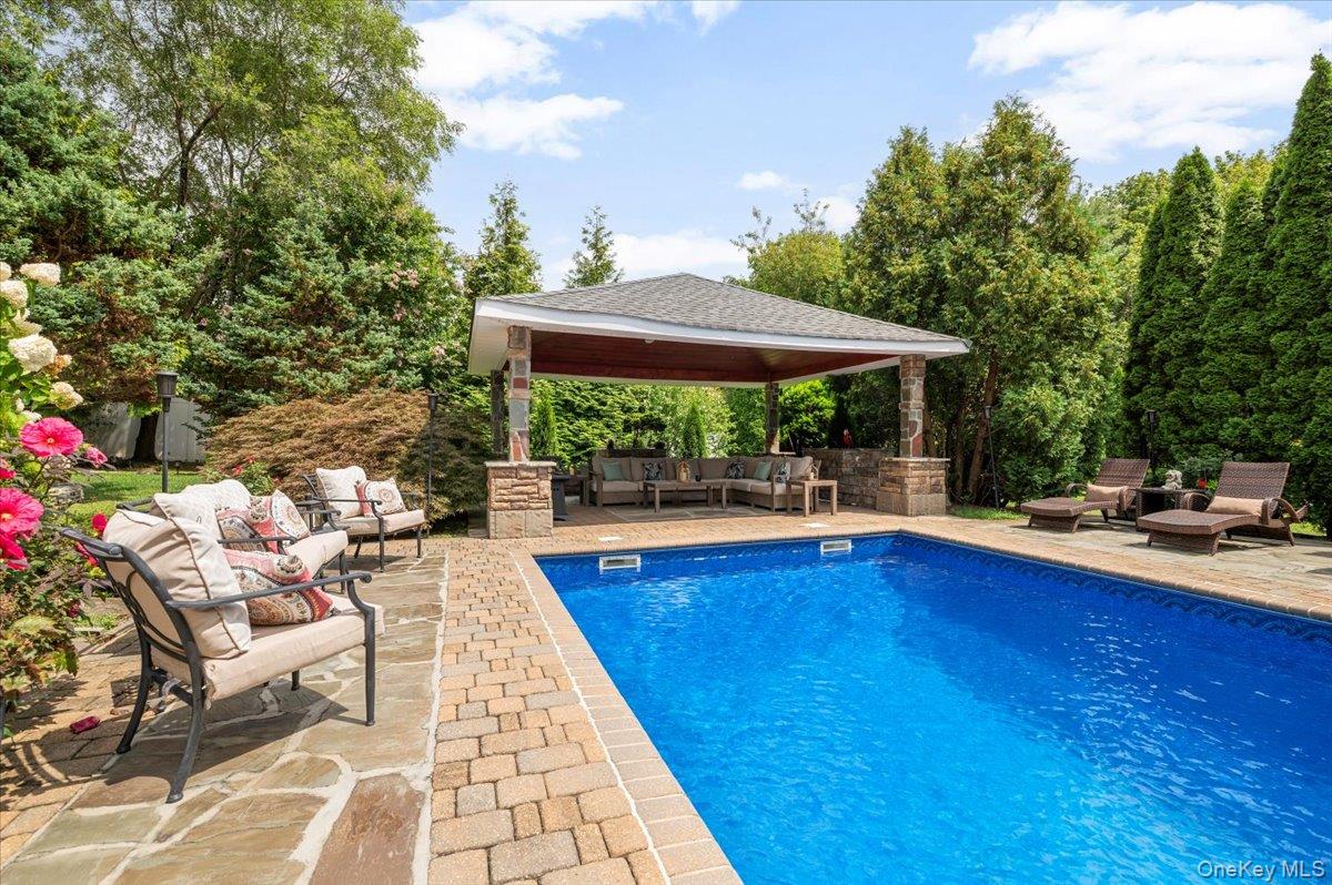 Dix Hills, New York 11746, United States, 5 Bedrooms Bedrooms, ,4 BathroomsBathrooms,Residential,Active,203073