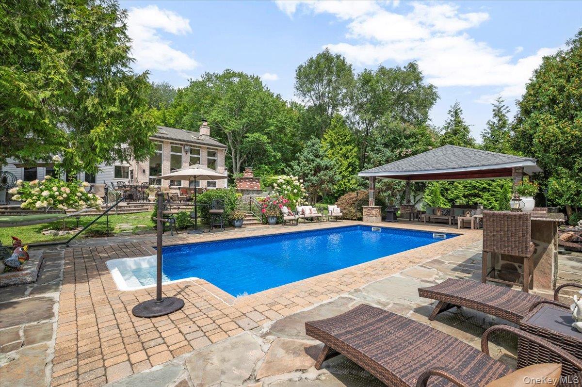 Dix Hills, New York 11746, United States, 5 Bedrooms Bedrooms, ,4 BathroomsBathrooms,Residential,Active,203073