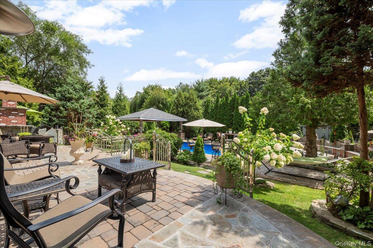 Dix Hills, New York 11746, United States, 5 Bedrooms Bedrooms, ,4 BathroomsBathrooms,Residential,Active,203073