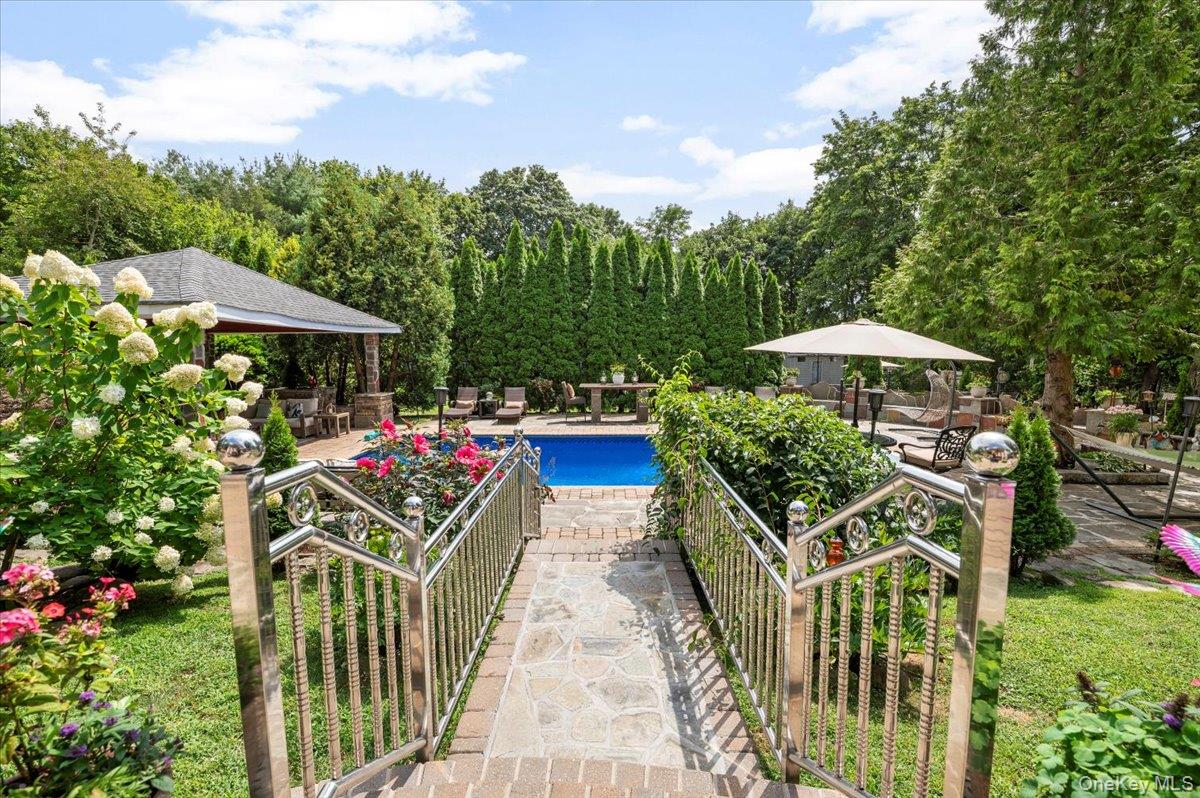 Dix Hills, New York 11746, United States, 5 Bedrooms Bedrooms, ,4 BathroomsBathrooms,Residential,Active,203073