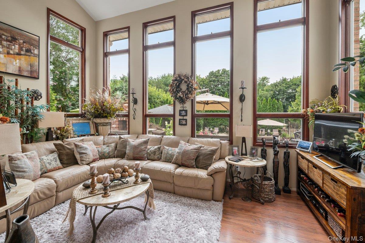 Dix Hills, New York 11746, United States, 5 Bedrooms Bedrooms, ,4 BathroomsBathrooms,Residential,Active,203073