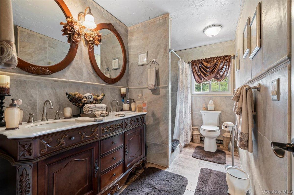 Dix Hills, New York 11746, United States, 5 Bedrooms Bedrooms, ,4 BathroomsBathrooms,Residential,Active,203073