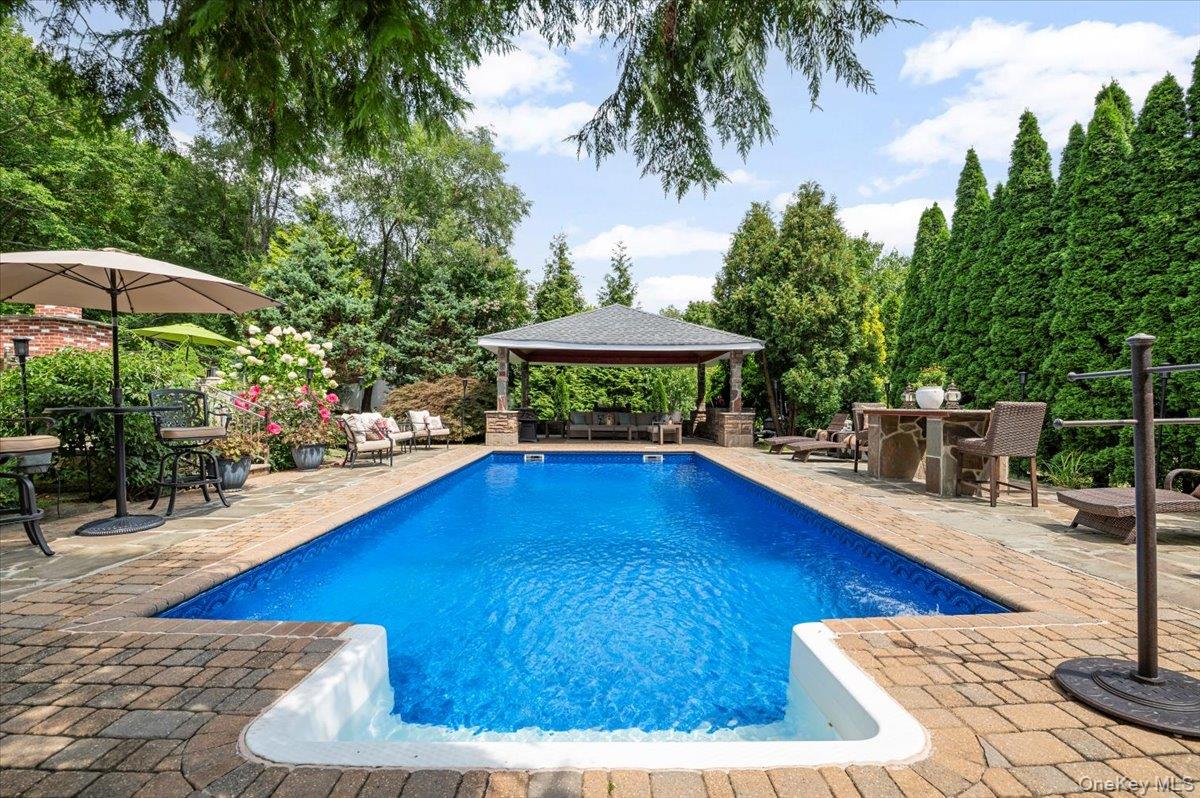 Dix Hills, New York 11746, United States, 5 Bedrooms Bedrooms, ,4 BathroomsBathrooms,Residential,Active,203073