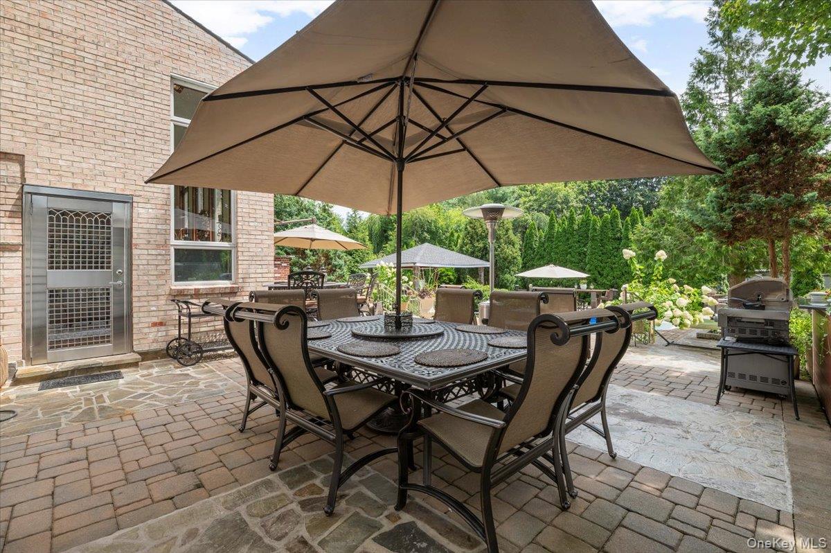 Dix Hills, New York 11746, United States, 5 Bedrooms Bedrooms, ,4 BathroomsBathrooms,Residential,Active,203073