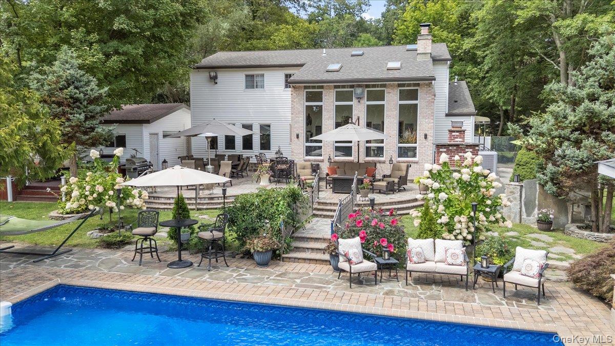 Dix Hills, New York 11746, United States, 5 Bedrooms Bedrooms, ,4 BathroomsBathrooms,Residential,Active,203073