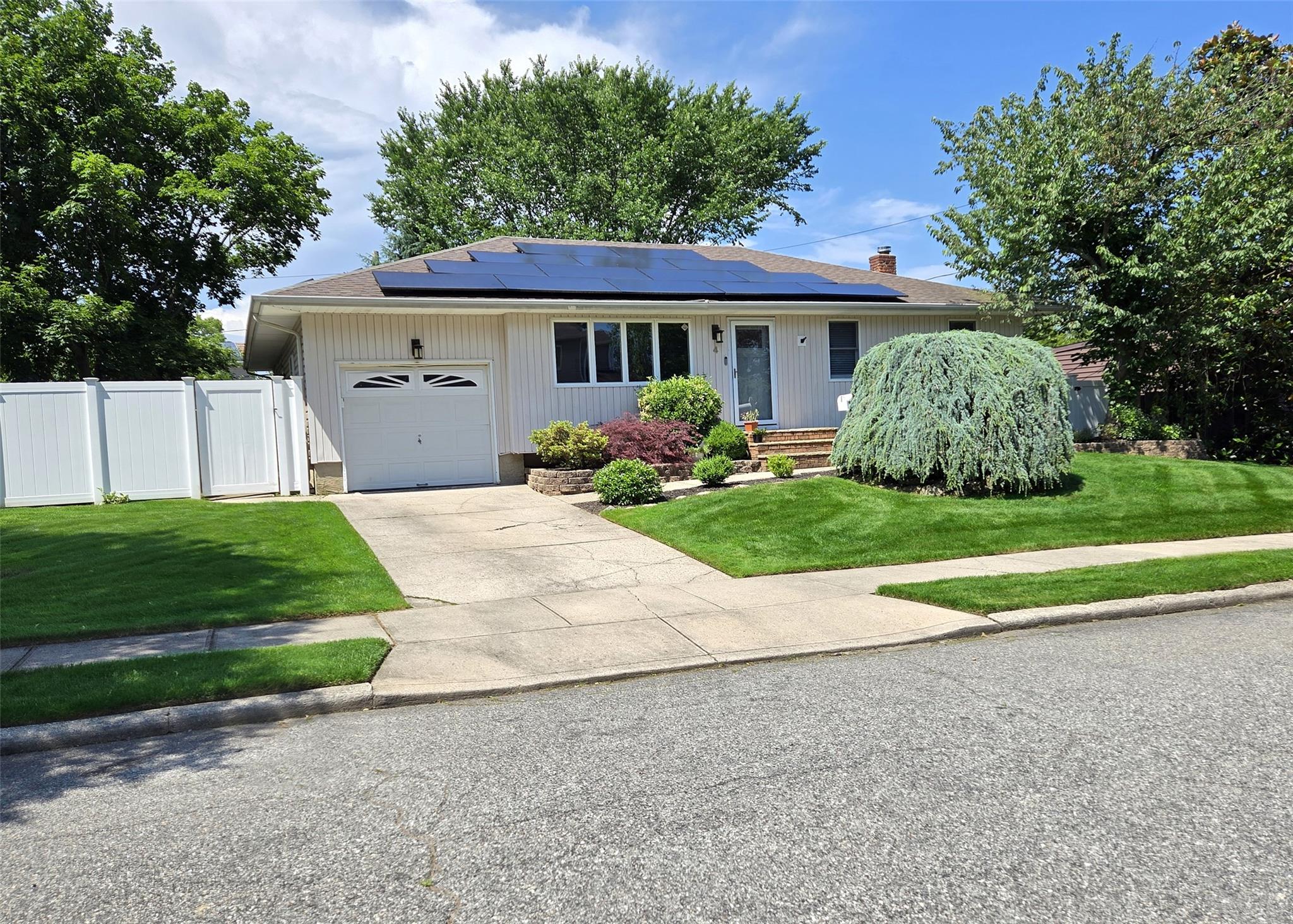4 Huntsman Ln, Commack, NY 11725, US | Buy, Sell, Rent, Analyze